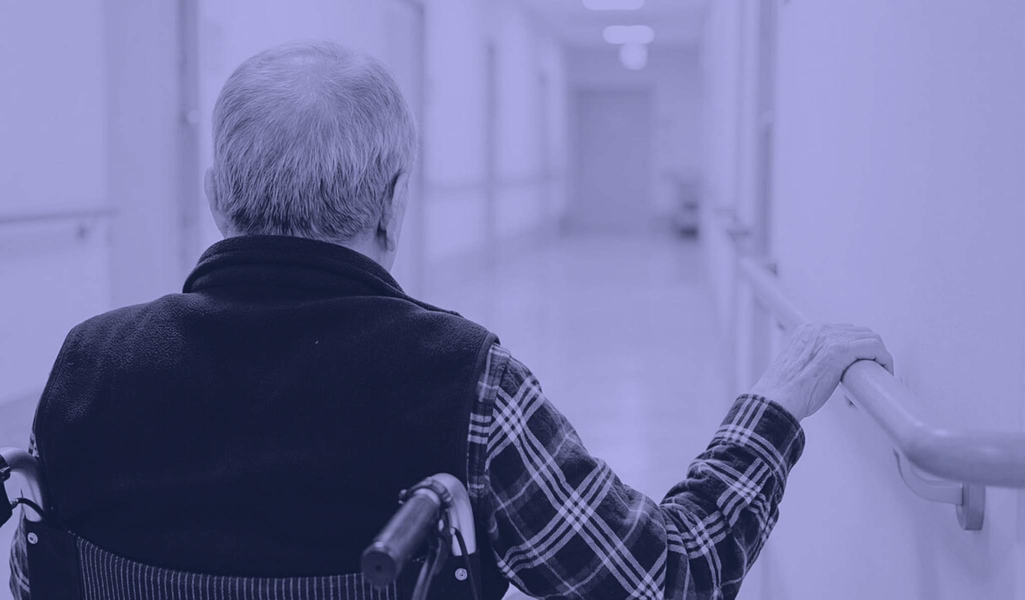 Iäkäs ihminen pyörätuolissa