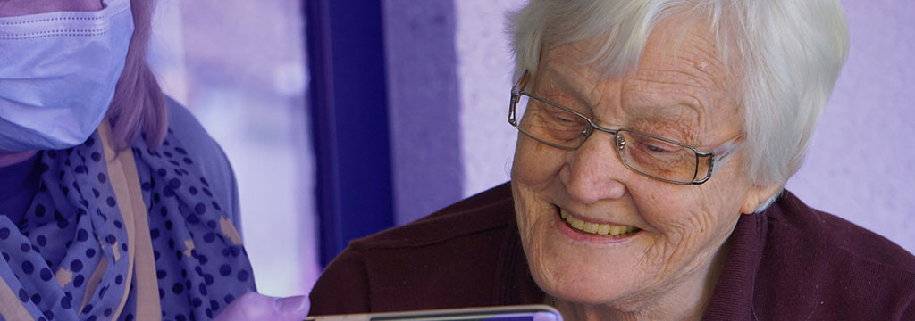 Koulutukset aikuissosiaalityön ja ikääntyneiden palvelujen ammattilaisille